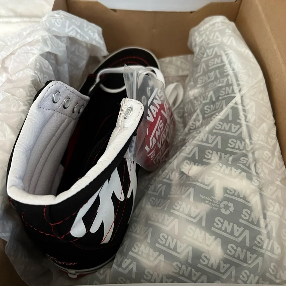 Foo Fighters Vans 25th Anniversary Brand New! Size 8 and new with the Vans Box. - Picture 7 of 8